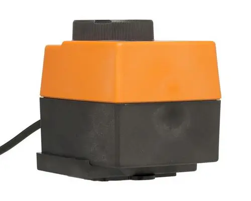 Dreh-Stellantrieb in orangener und schwarzer Farbe, mit Anschlusskabel, von IMI Hydronic Engineering. Kompakte Bauform, geeignet für automatische Regelungen.